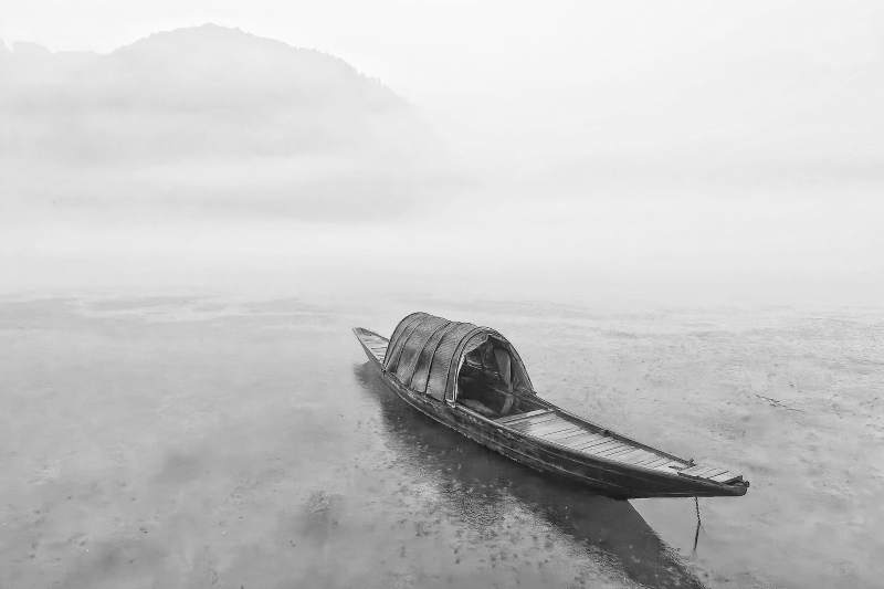 雾中孤舟静谧湖面--新安江图片