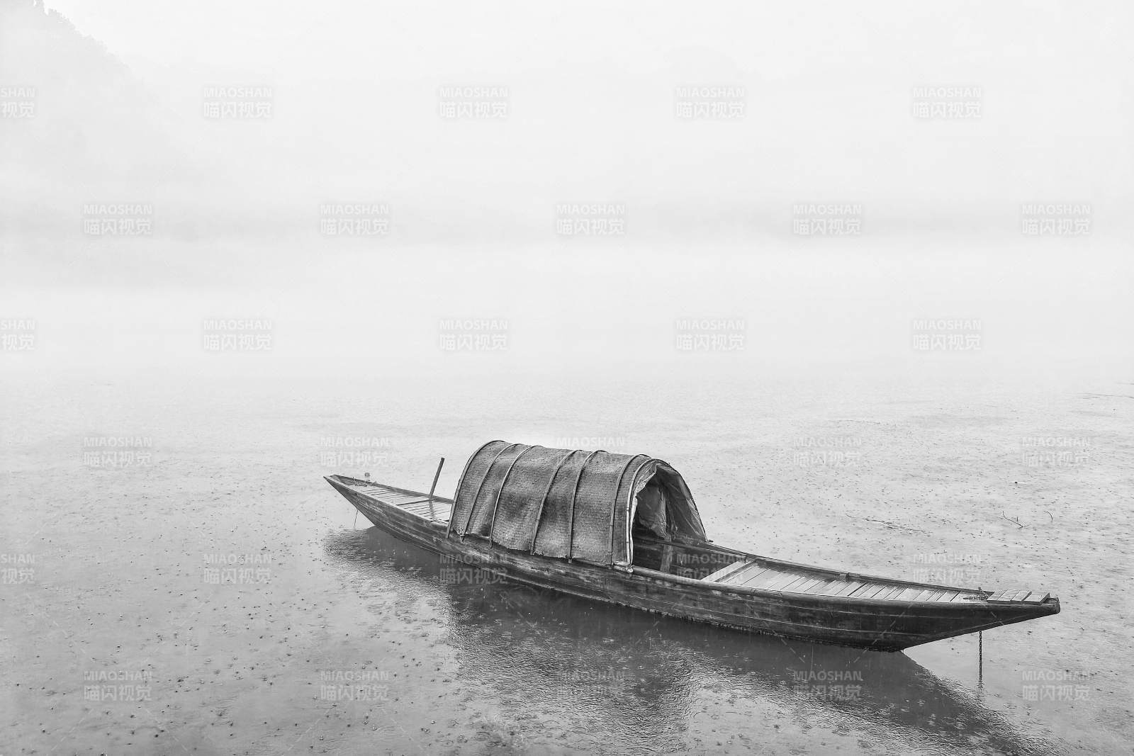 雾中孤舟静谧湖面图片