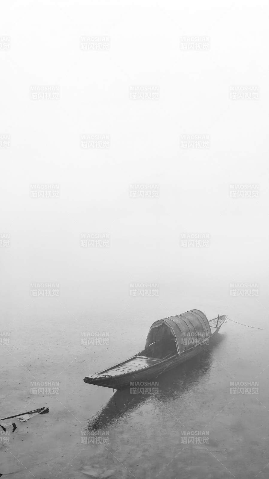 雾中孤舟静谧无声图片