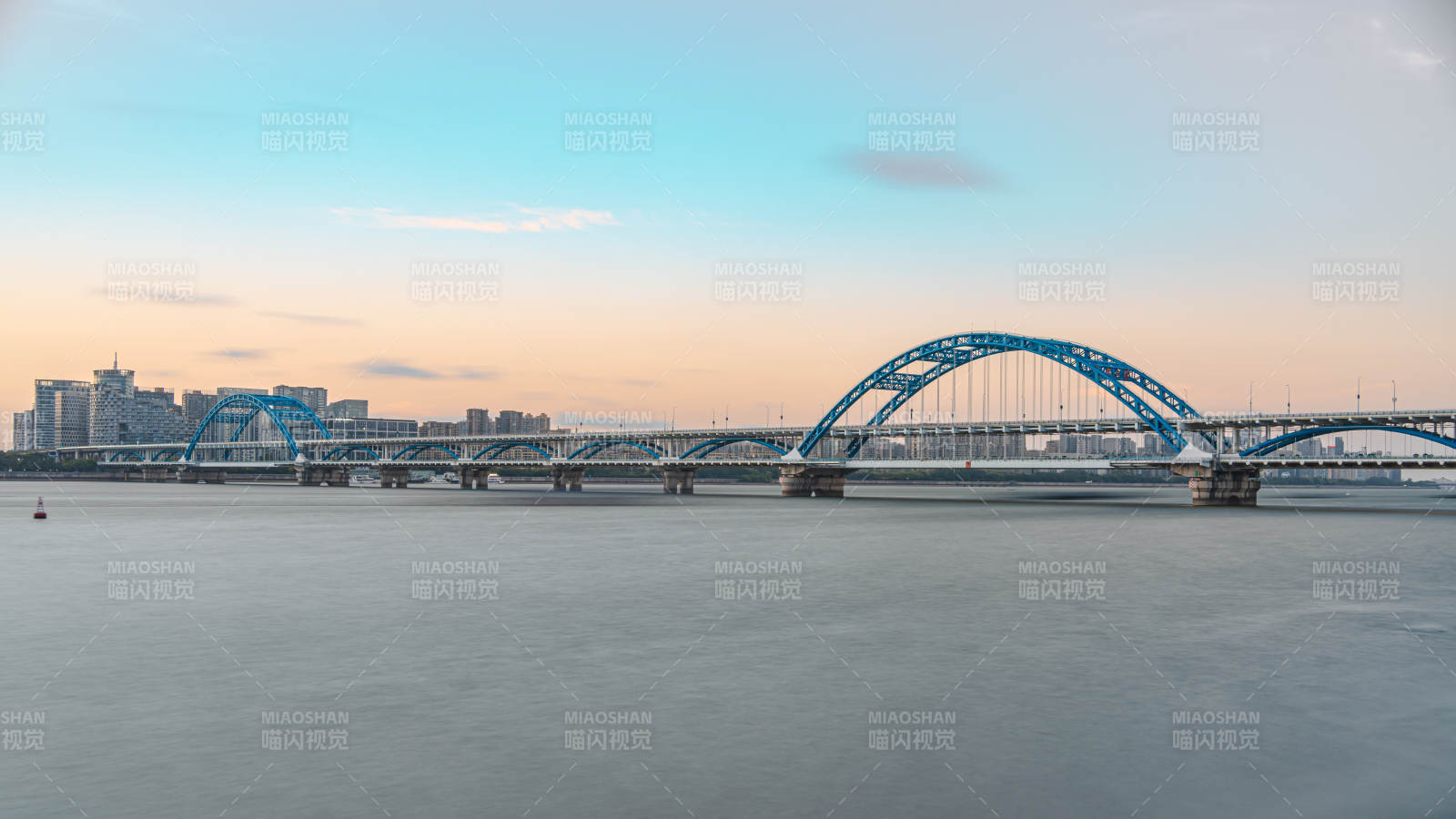 蓝色拱桥横跨江面--杭州复兴大桥图片