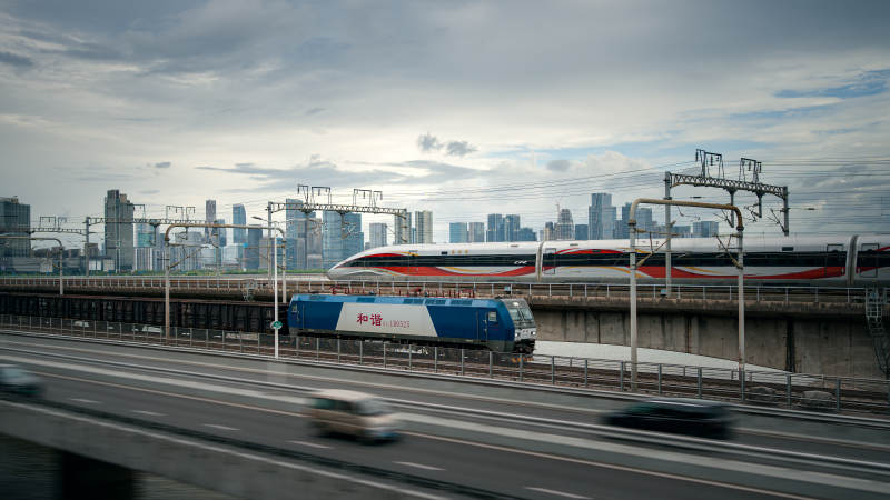 城市高速列车与公路交通图片