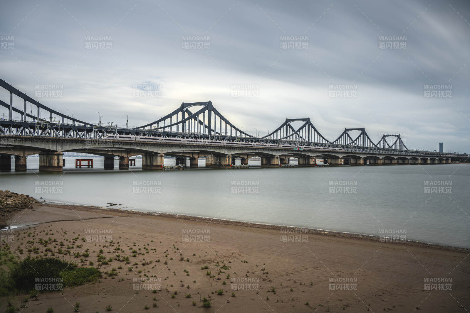 鸭绿江大桥静谧风光图片
