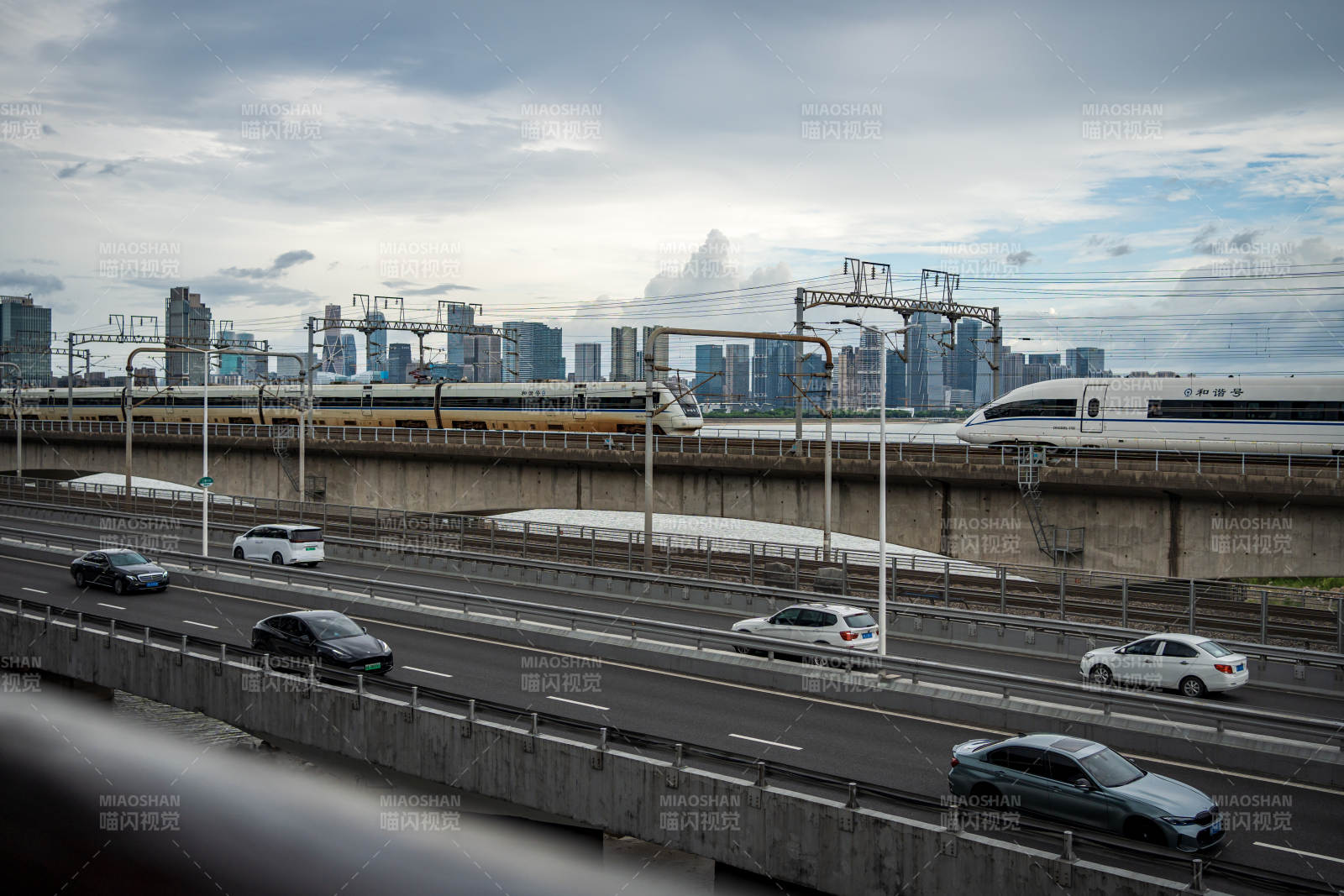 城市高架路与列车并行图片