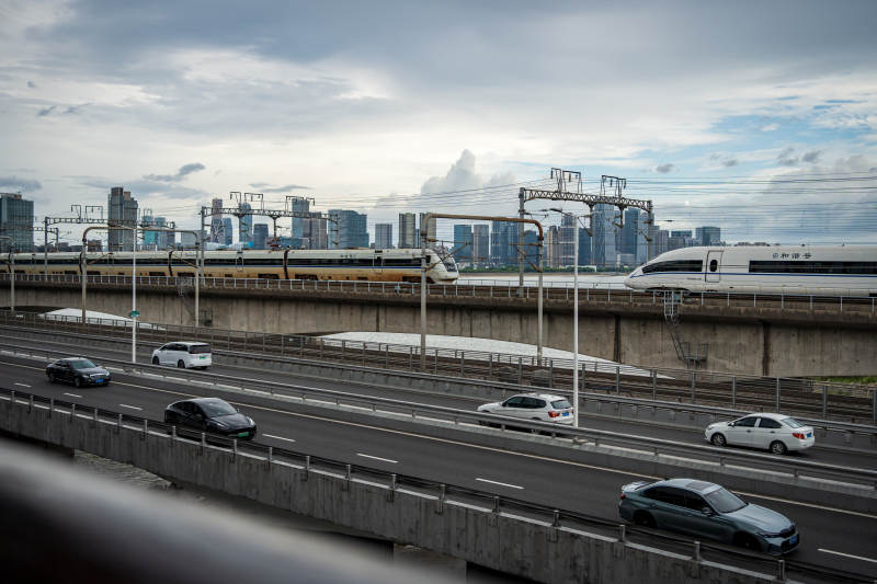 城市高架路与列车并行图片