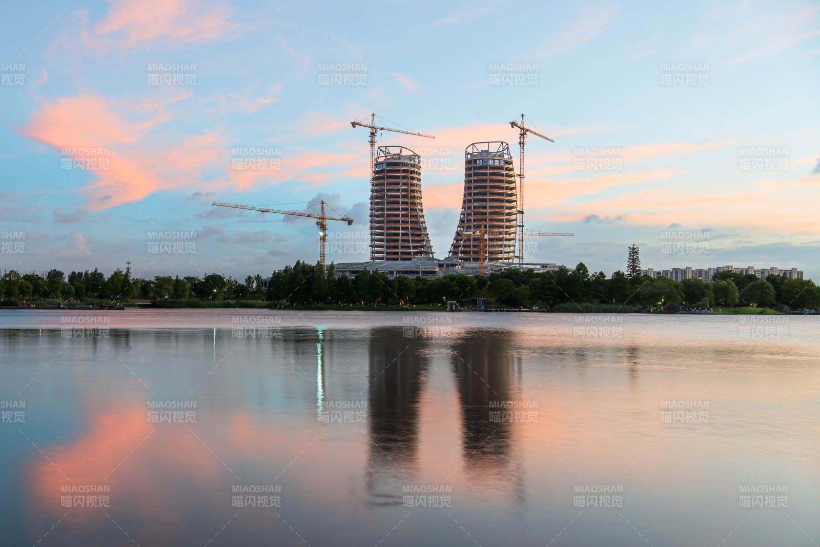 湖畔双塔映朝霞--杭州临平图片