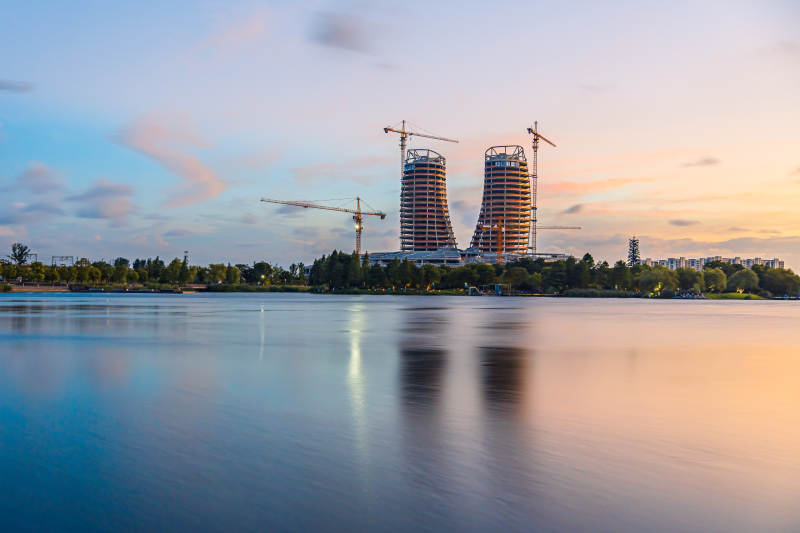 湖畔双塔 晨光初照--临平图片