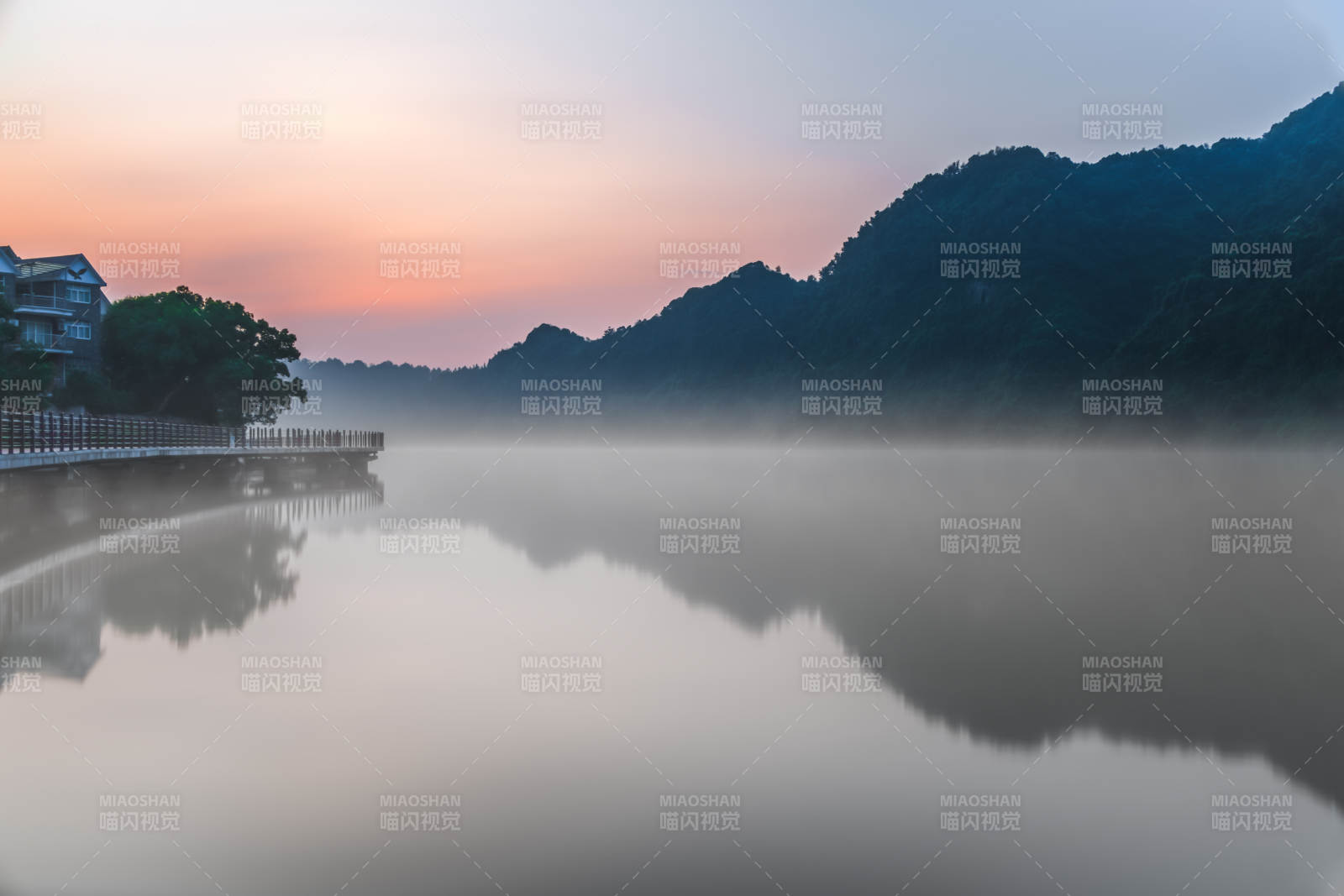 晨雾湖畔 静谧如画图片