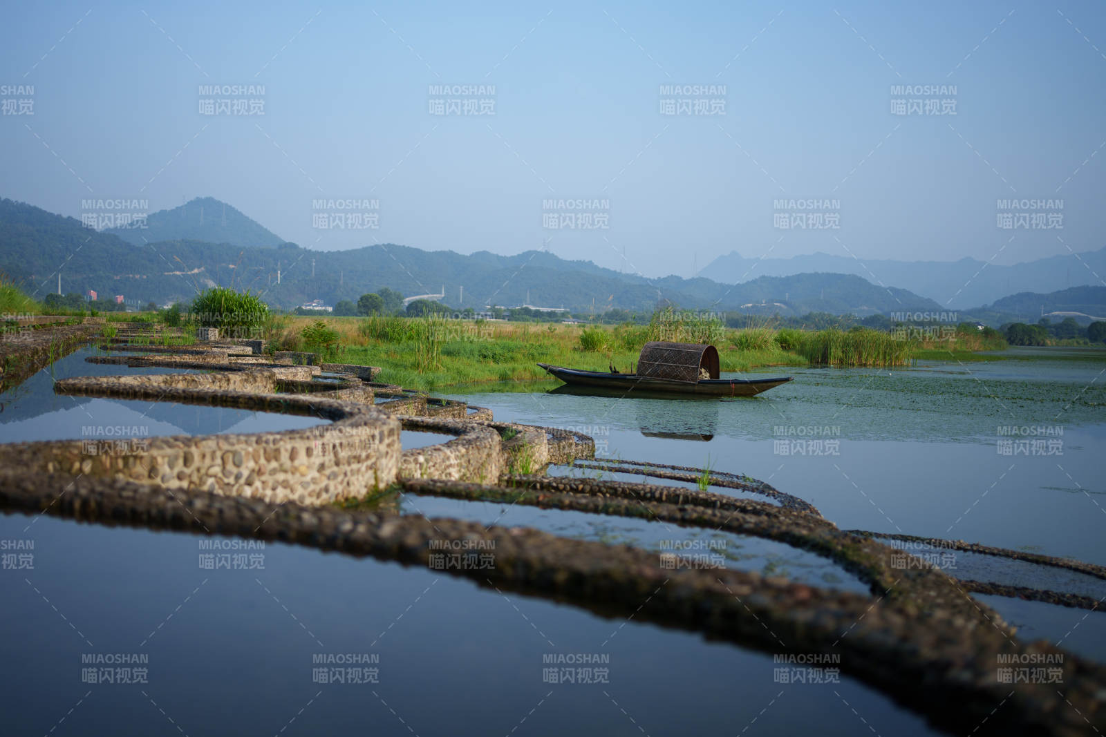 宁静的湖畔与小舟--新安江图片