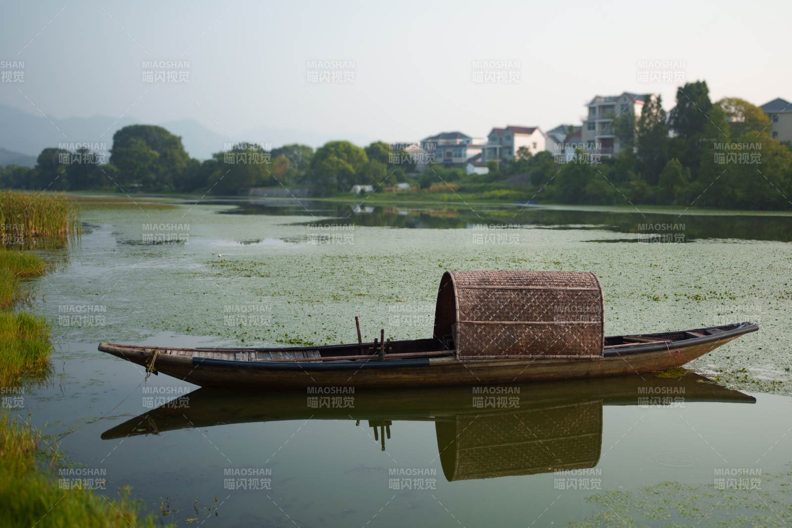 湖畔竹篷小舟静谧景--新安江图片