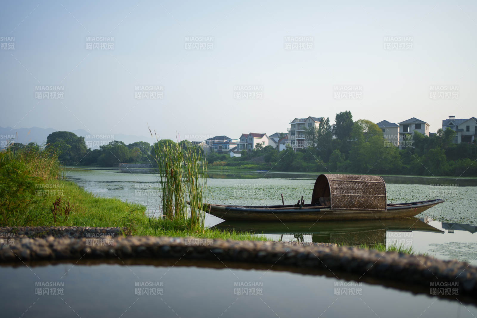 湖畔小舟 静谧乡村景图片