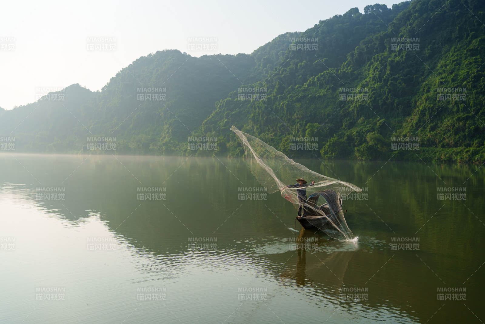 晨雾中撒网捕鱼图片