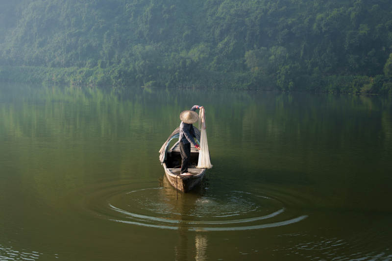 湖上渔夫撒网捕鱼--新安江图片