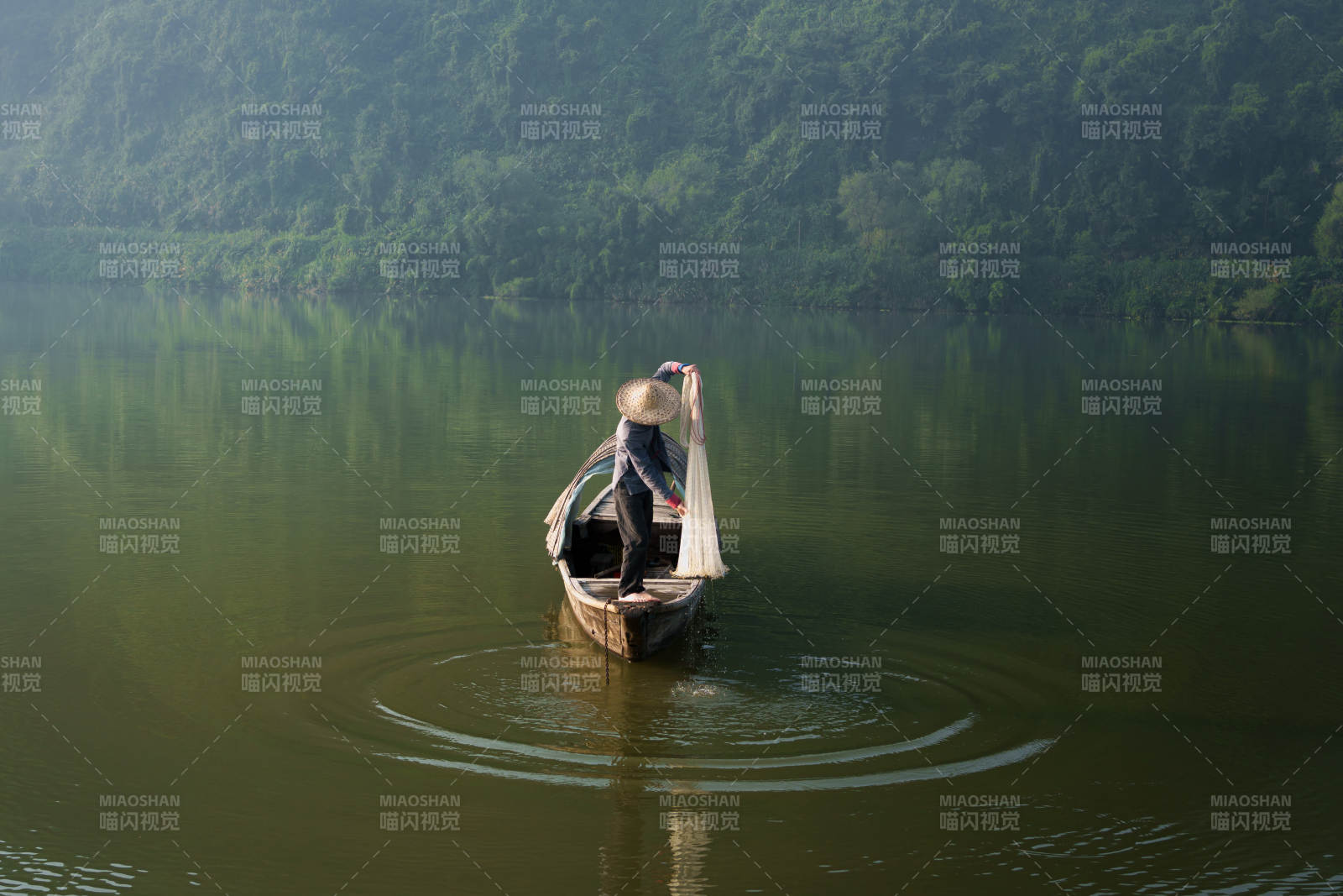 湖上渔夫撒网捕鱼--新安江图片