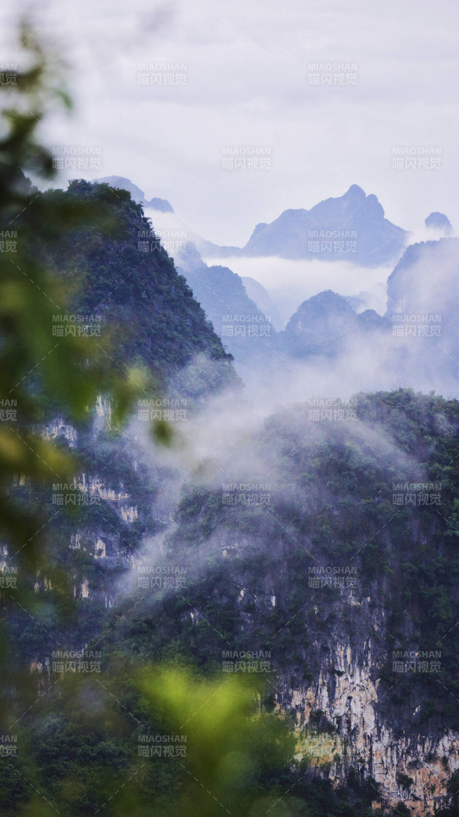 云雾缭绕的山峦美景图片