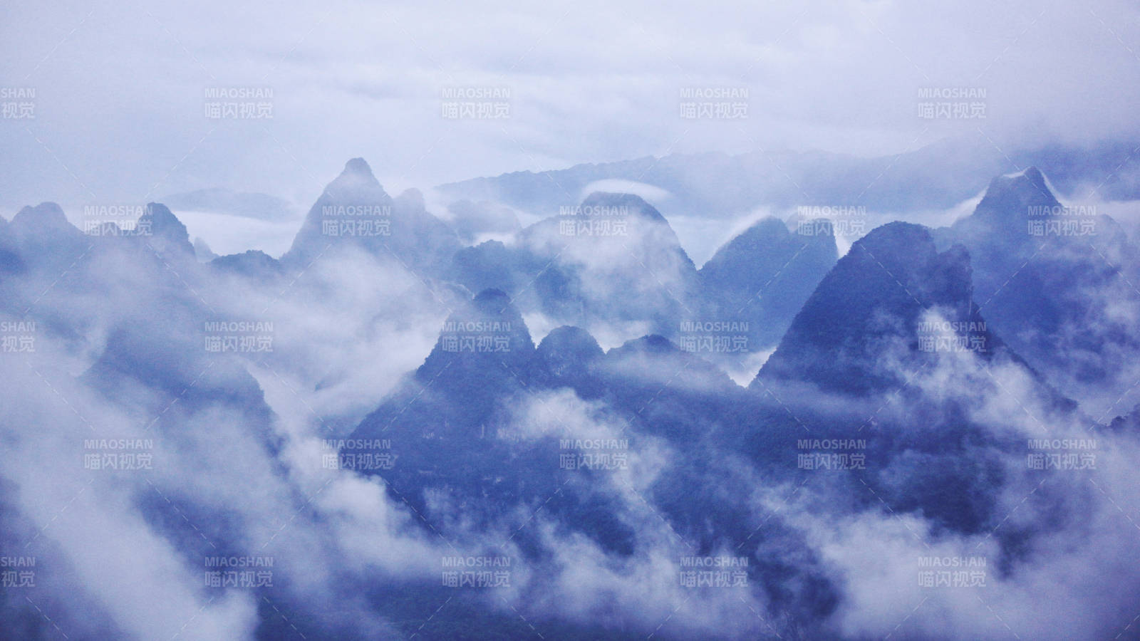 阳朔相公山云雾缭绕的山峰美景图片