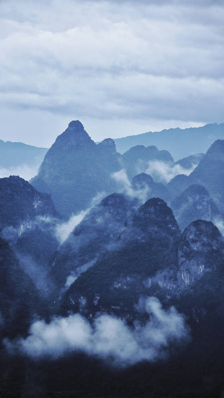 阳朔相公山云雾缭绕的山峰奇景图片