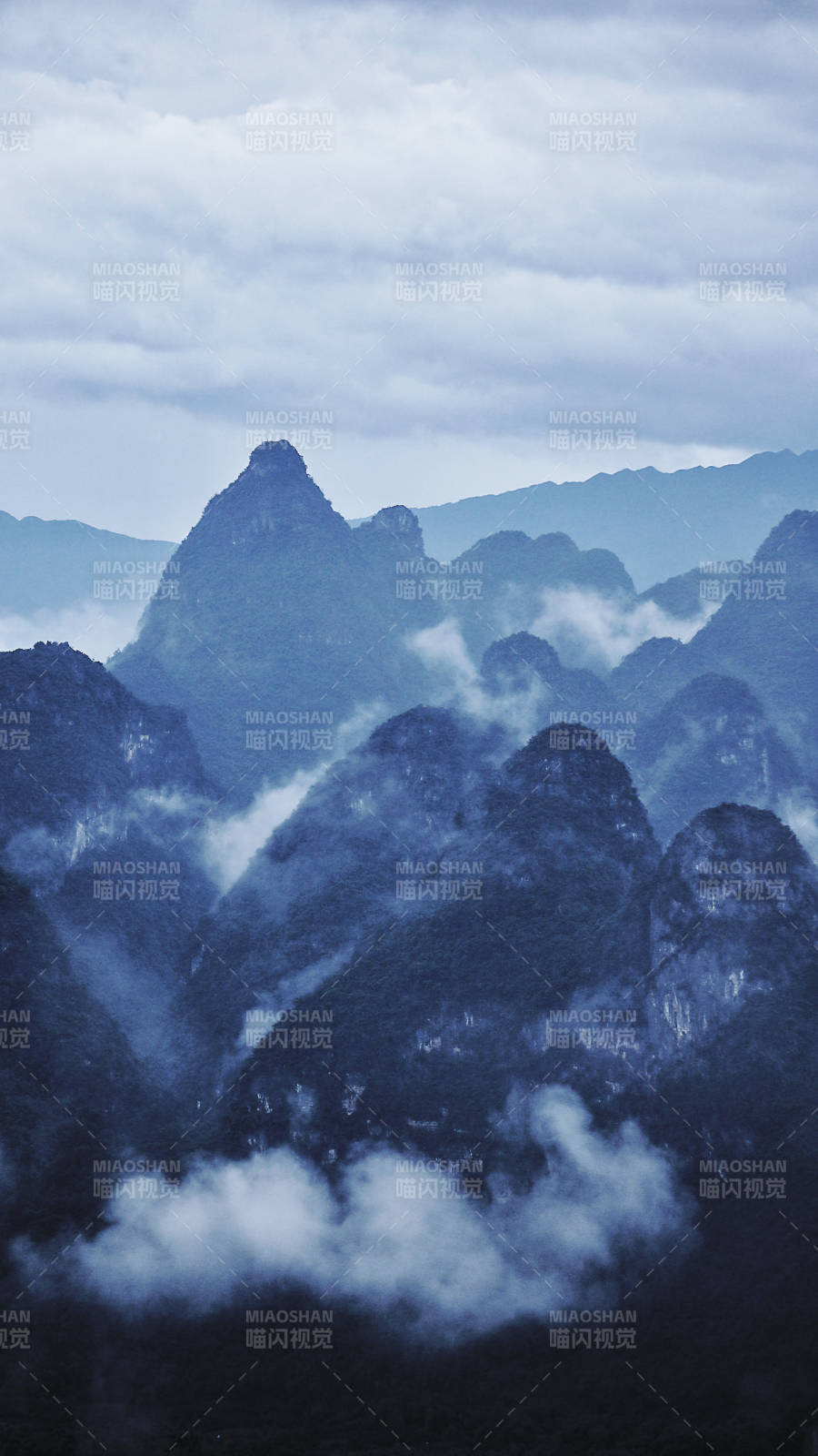 阳朔相公山云雾缭绕的山峰奇景图片