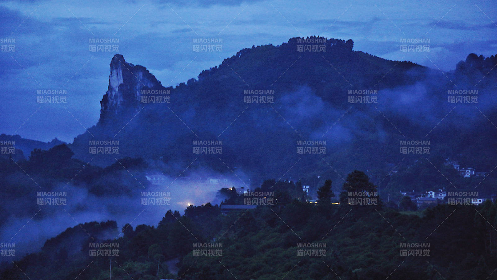 阳朔相公山蓝调时刻，山间雾霭，静谧村落图片
