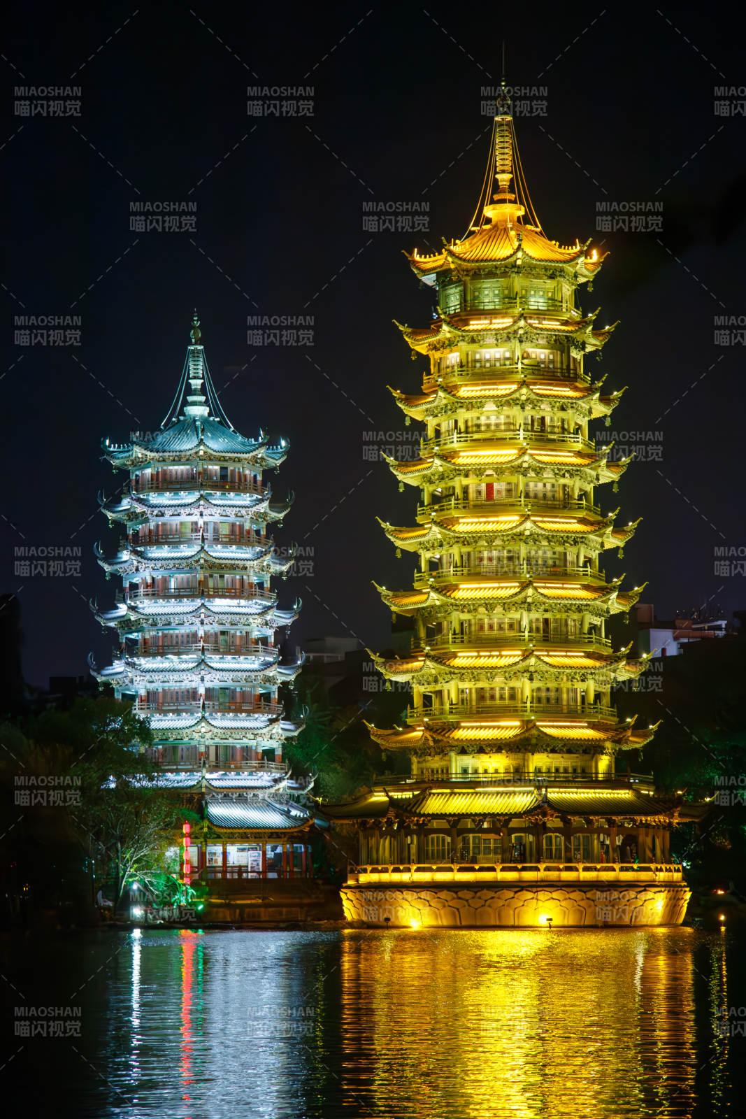 桂林日月双塔夜景图片