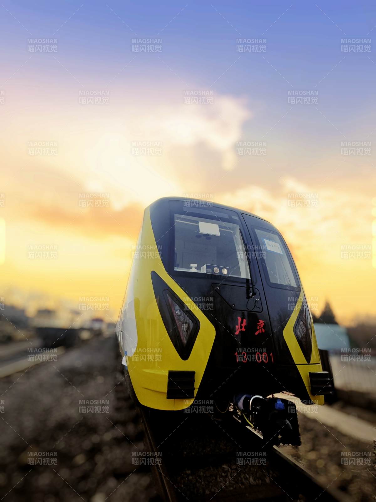 夕阳下的列车前脸特写图片