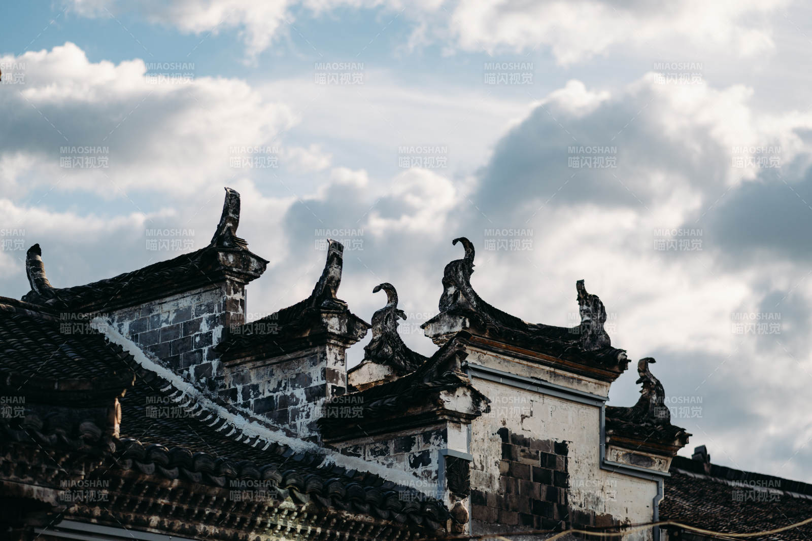 古建筑飞檐翘角云影下图片