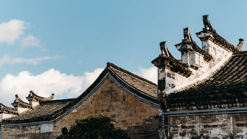 古建筑屋顶的蓝天映衬图片