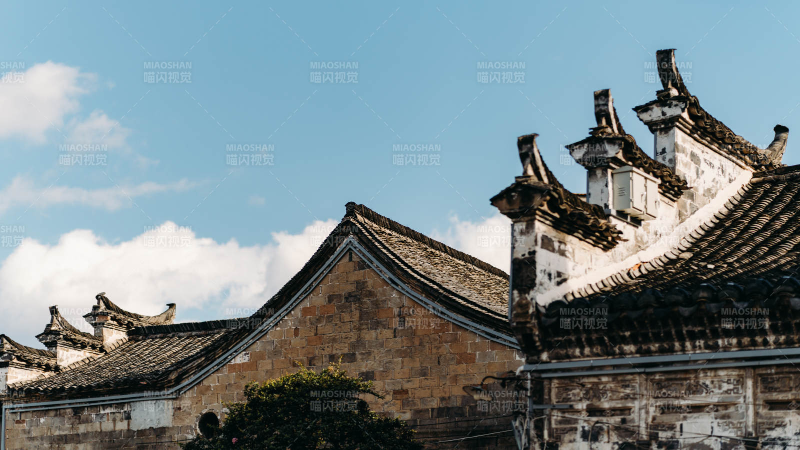 古建筑屋顶的蓝天映衬图片