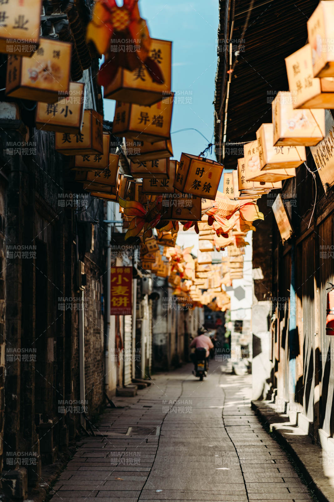 古巷灯笼映斜阳图片