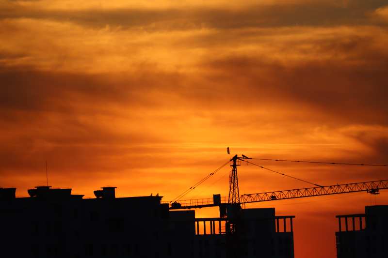 夕阳下的剪影图片