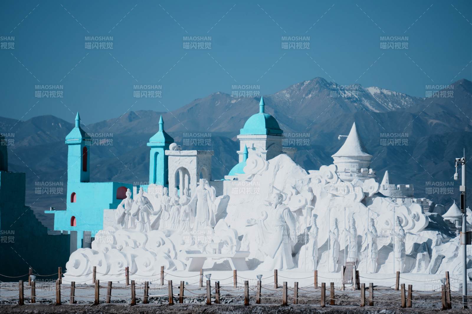 茶卡盐湖的盐雕城堡与雪山背景图片