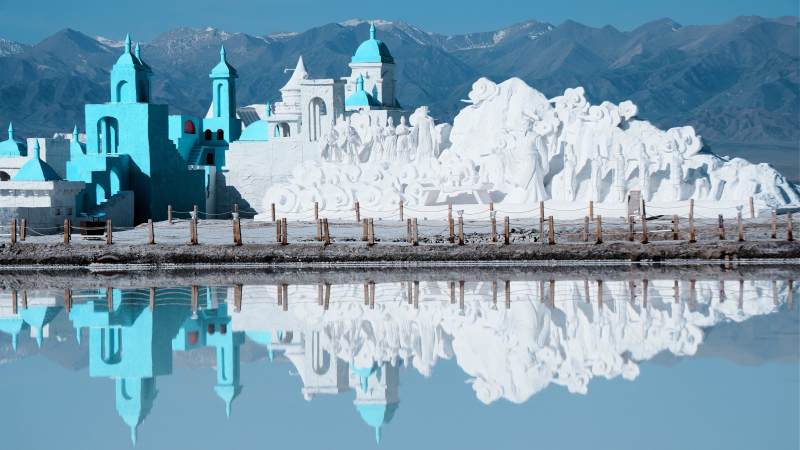 茶卡盐湖的盐雕，天空之镜图片