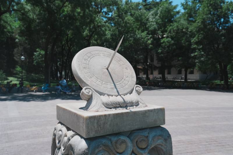 清华大学日晷静立庭院中图片
