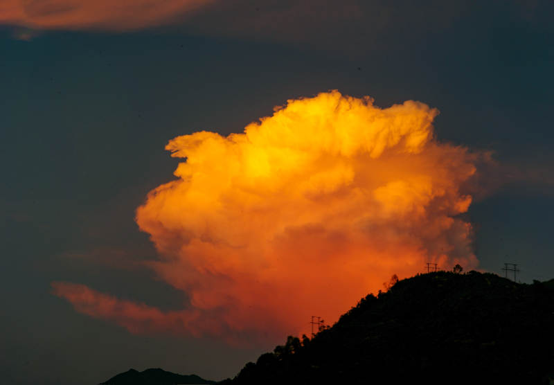 夕阳下的金色云朵图片