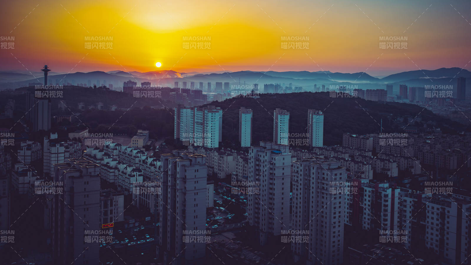 城市日落 高楼林立图片