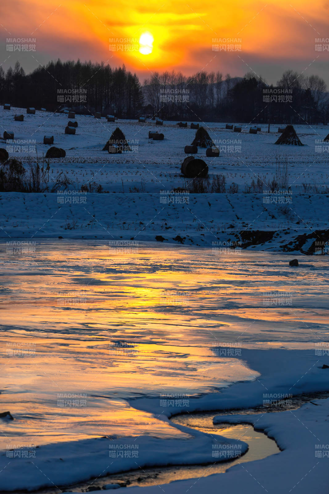 冬日夕阳映雪景图片