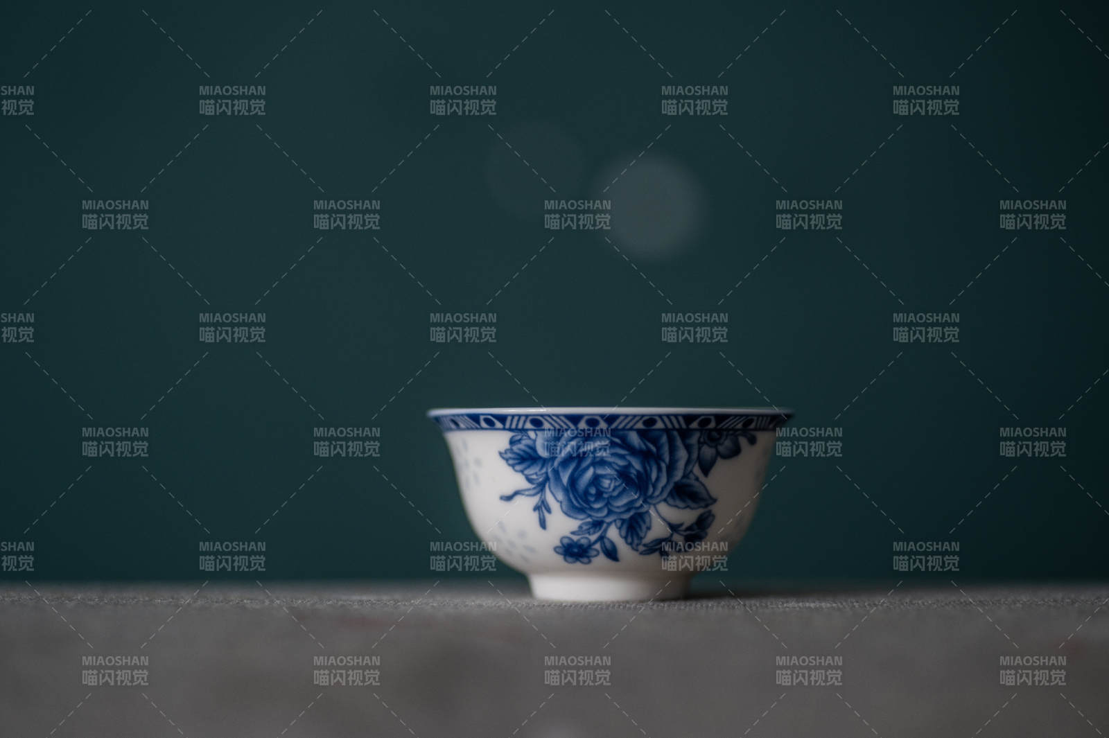 青花瓷杯静谧之美图片