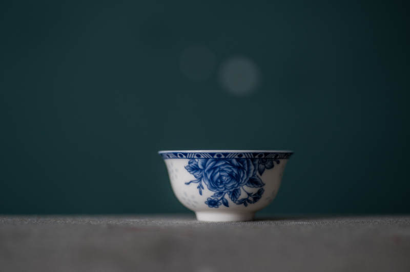 青花瓷杯静谧之美图片