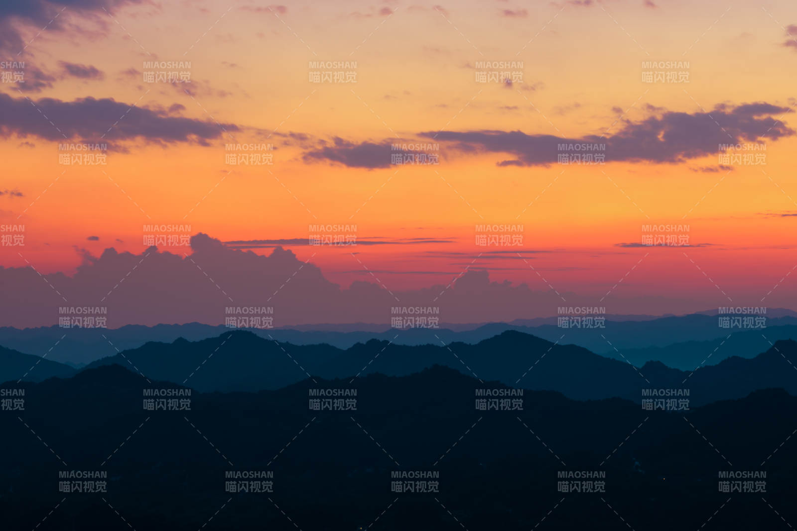 夕阳下的山峦剪影图片