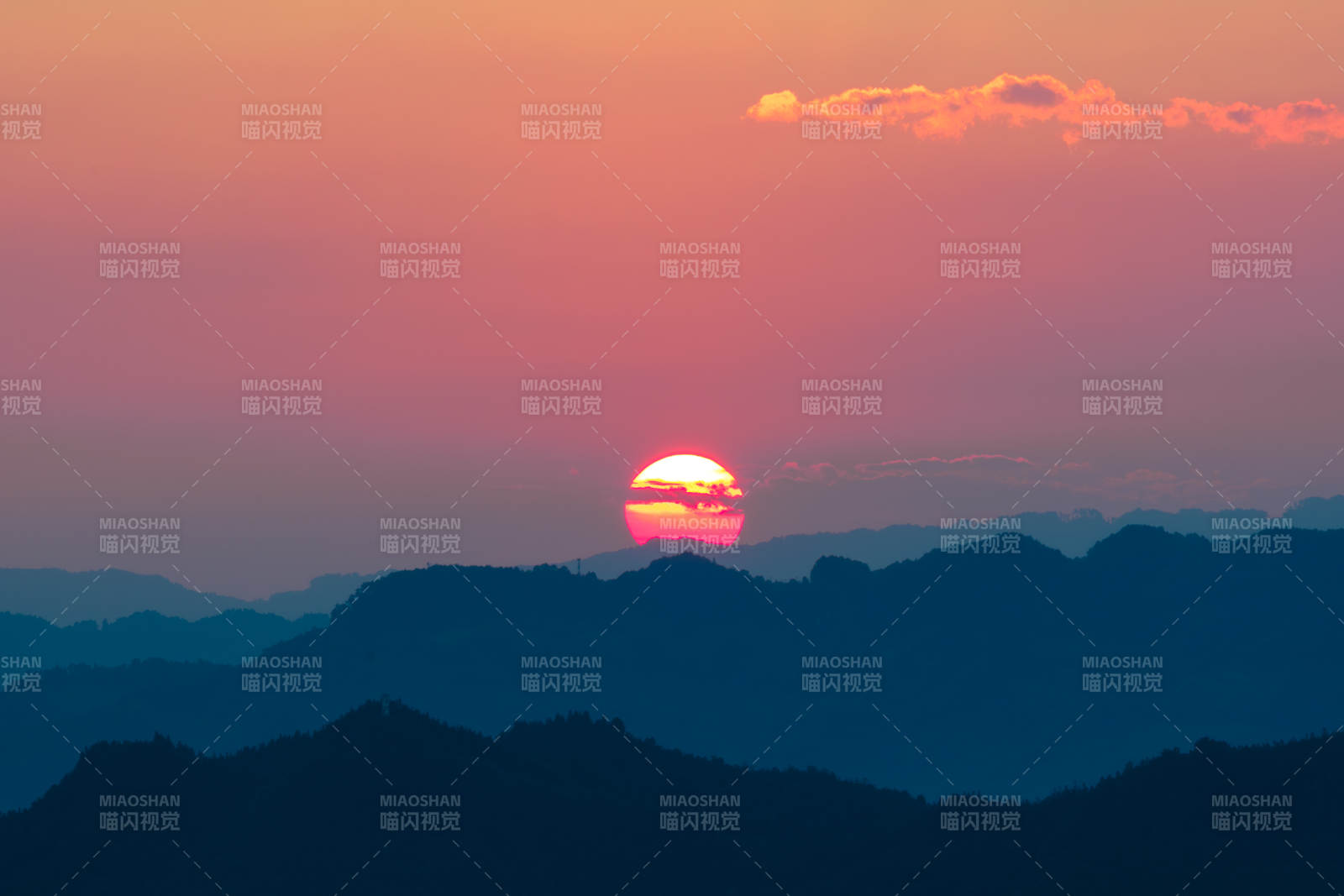 山间落日映霞光图片