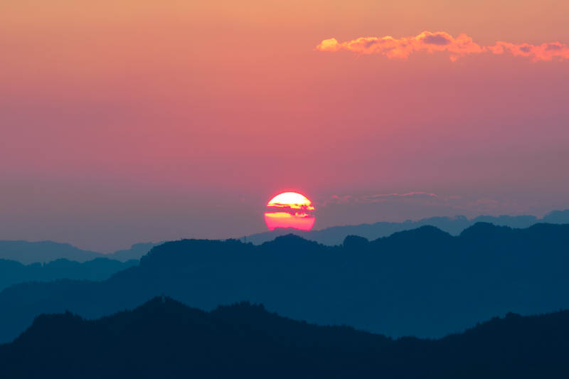 山间落日映霞光图片