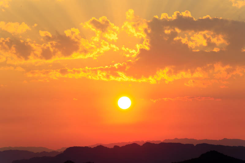 夕阳西下 云霞满天图片