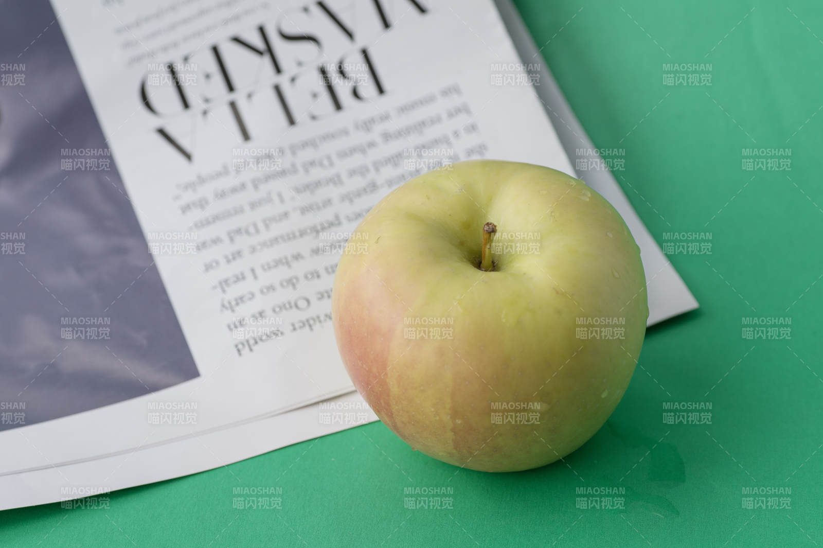 苹果与报纸的静谧时光图片