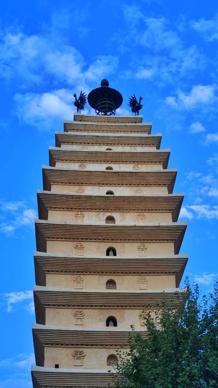 昆明东寺塔蓝天白云映衬图图片