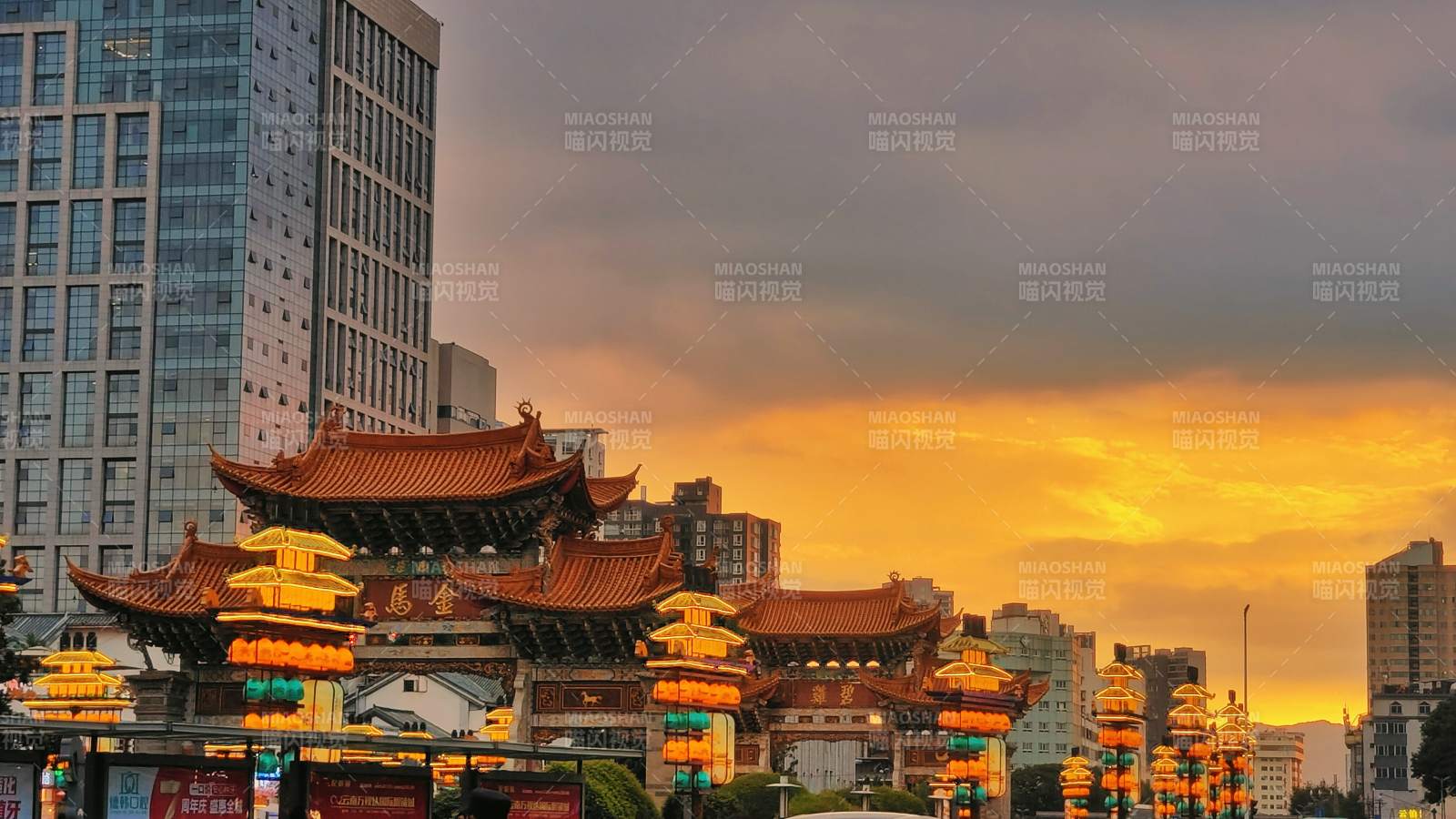 昆明金马碧鸡坊-古建筑与现代楼群相映图片