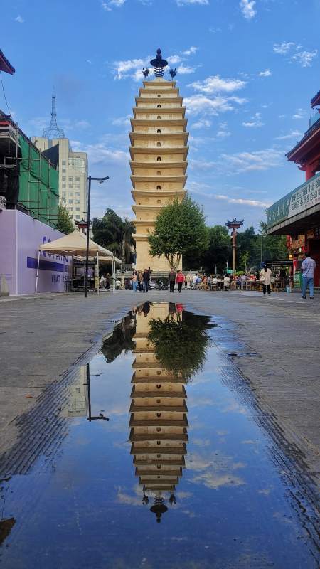 古塔倒影 晴空万里-昆明东西寺塔图片