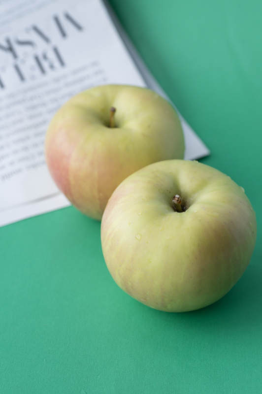 清新苹果与书页相伴图片