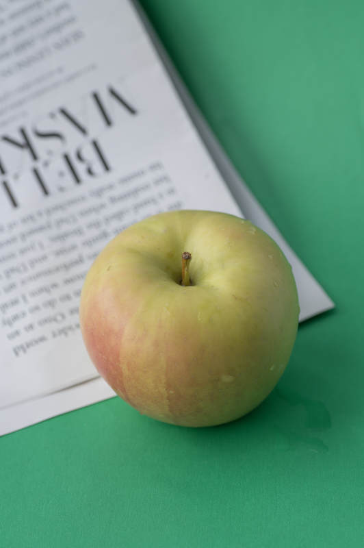 苹果与书 静谧时光图片