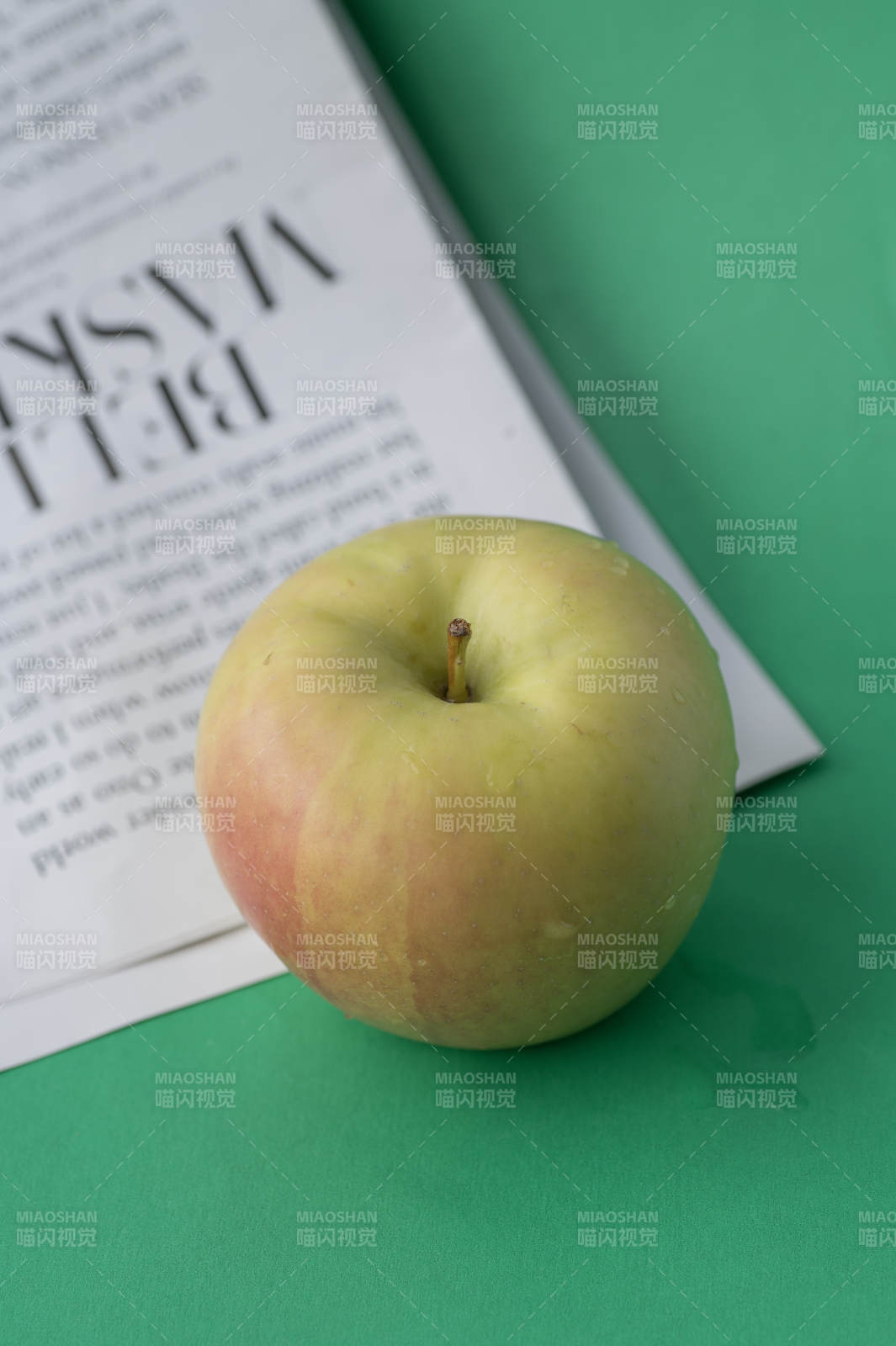 苹果与书 静谧时光图片