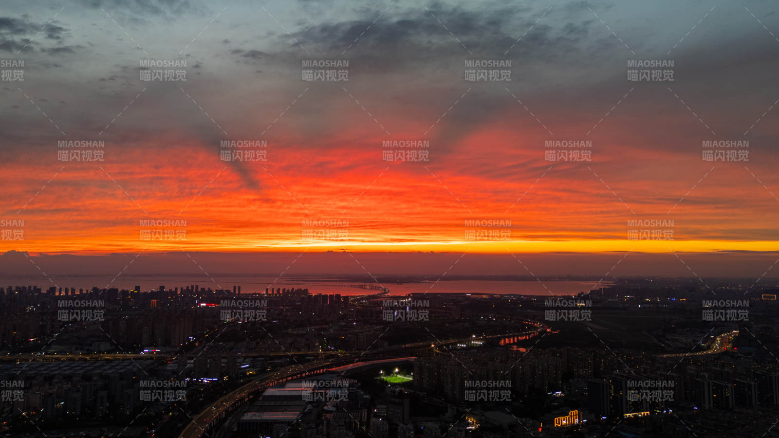 城市黄昏 霞光映照图片