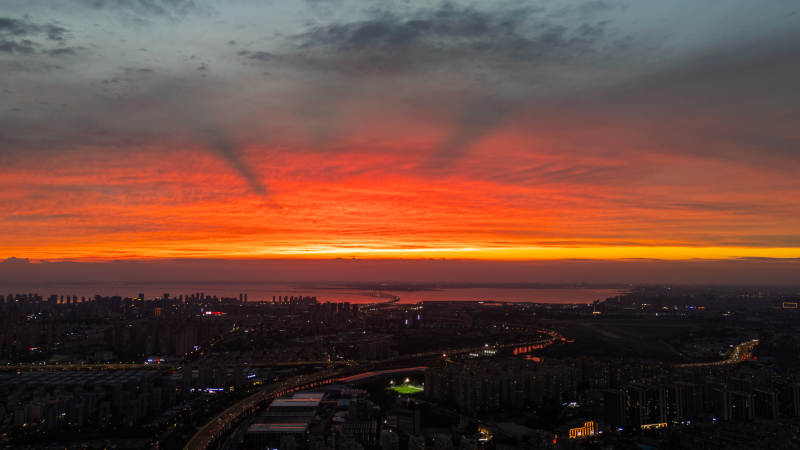 城市黄昏 霞光映照图片